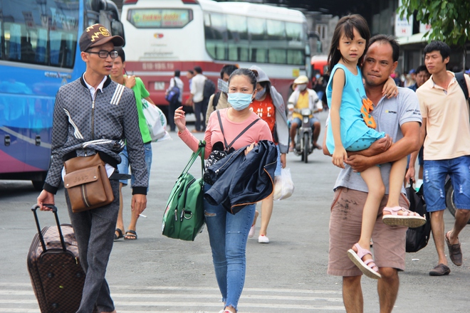 Sợ tắc đường, từ sáng sớm người dân các tỉnh lại ùn ùn đổ về thành phố sau kỳ nghỉ lễ 2/9 - Ảnh 17.