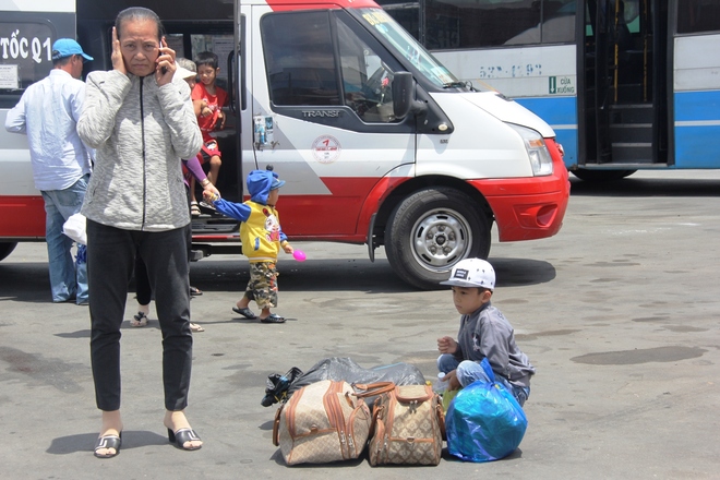 Sợ tắc đường, từ sáng sớm người dân các tỉnh lại ùn ùn đổ về thành phố sau kỳ nghỉ lễ 2/9 - Ảnh 19.