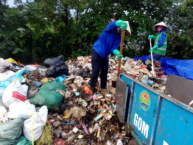 Vụ rác ngập TX Sơn Tây: Chính thức dọn dẹp 2 bãi rác khổng lồ nằm chình ình giữa phố - Ảnh 2.