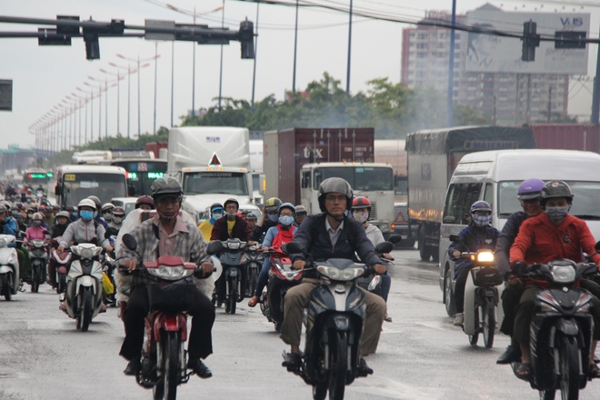 Mưa như trút suốt hơn 2 giờ, người Sài Gòn bì bõm lội nước trở về nhà giờ tan tầm - Ảnh 5.