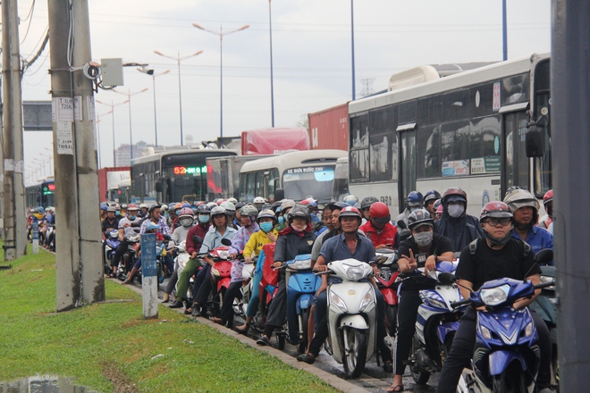 Mưa như trút suốt hơn 2 giờ, người Sài Gòn bì bõm lội nước trở về nhà giờ tan tầm - Ảnh 6.