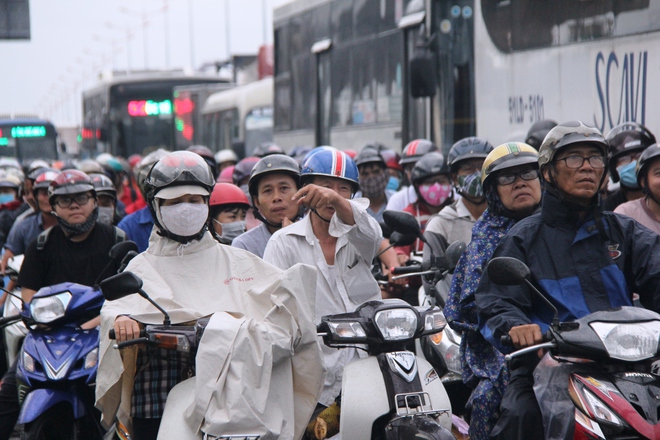 Mưa như trút suốt hơn 2 giờ, người Sài Gòn bì bõm lội nước trở về nhà giờ tan tầm - Ảnh 2.