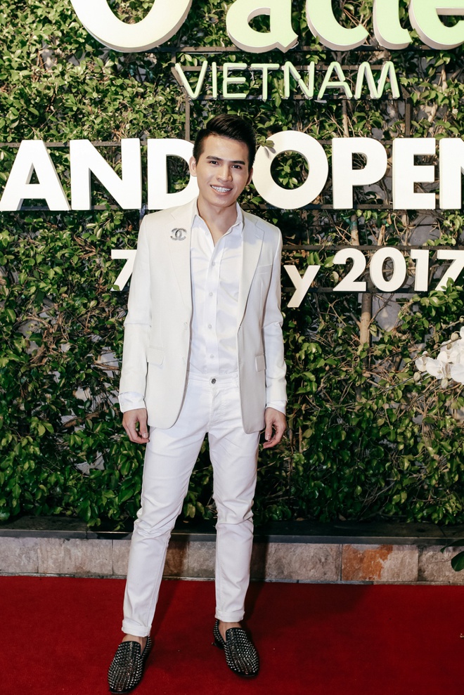 &Ocirc;ng x&atilde; t&igrave;nh cảm hộ tống V&acirc;n Trang đi sự kiện - Ảnh 8.