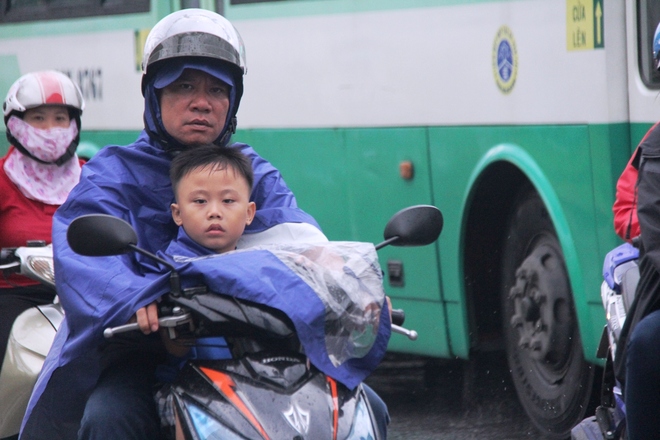 Mưa như trút suốt hơn 2 giờ, người Sài Gòn bì bõm lội nước trở về nhà giờ tan tầm - Ảnh 9.