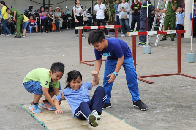 TP.HCM: Trẻ nhảy từ trên cao, leo thang thoát hiểm ngoạn mục khi cháy lớn xảy ra tại nhà cao tầng - Ảnh 14.