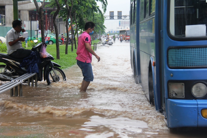 Mưa như trút suốt hơn 2 giờ, người Sài Gòn bì bõm lội nước trở về nhà giờ tan tầm - Ảnh 10.