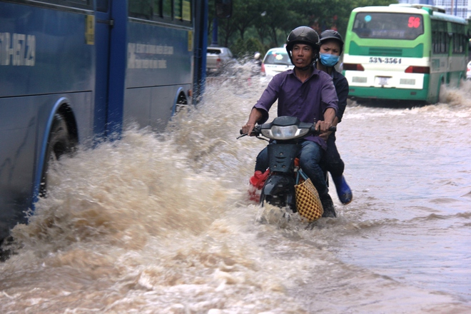 Mưa như trút suốt hơn 2 giờ, người Sài Gòn bì bõm lội nước trở về nhà giờ tan tầm - Ảnh 3.