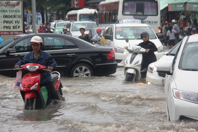 Mưa như trút suốt hơn 2 giờ, người Sài Gòn bì bõm lội nước trở về nhà giờ tan tầm - Ảnh 11.