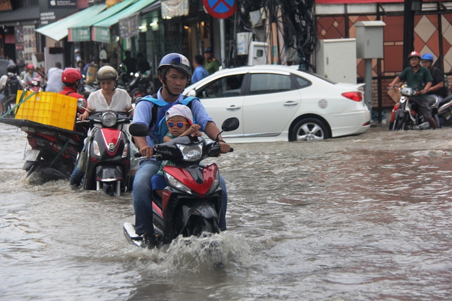 Mưa như trút suốt hơn 2 giờ, người Sài Gòn bì bõm lội nước trở về nhà giờ tan tầm - Ảnh 4.