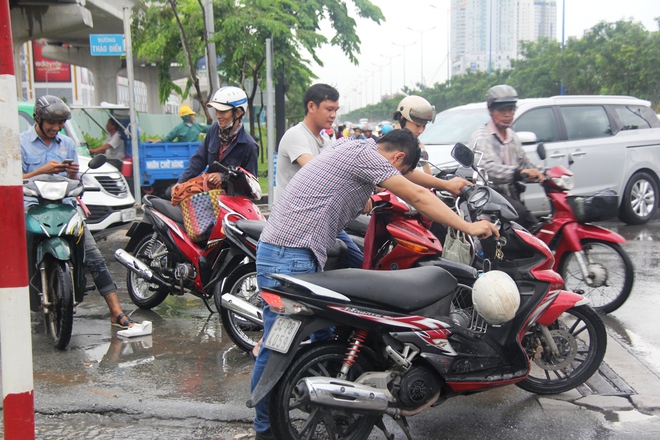 Mưa như trút suốt hơn 2 giờ, người Sài Gòn bì bõm lội nước trở về nhà giờ tan tầm - Ảnh 8.