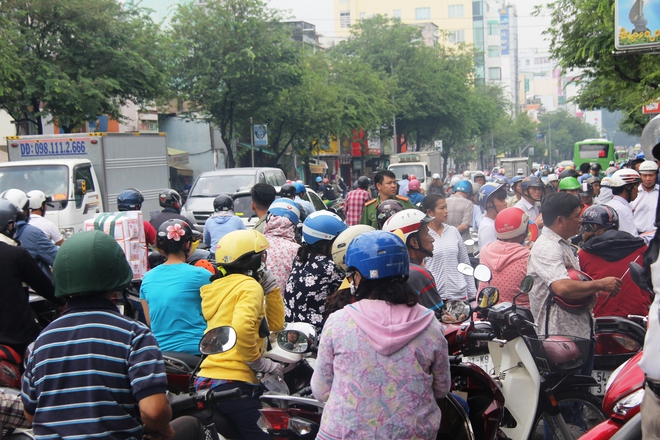 Kỳ thi THPT Quốc gia 2017: Phụ huynh xếp hàng dài chờ đợi thí sinh khiến giao thông kẹt cứng, hỗn loạn trước cổng trường - Ảnh 7.