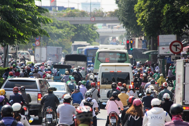 Kẹt xe kinh hoàng từ sáng đến trưa, dân Sài Gòn mướt mồ hôi đi làm ngày đầu tiên sau lễ 2-9 - Ảnh 9.