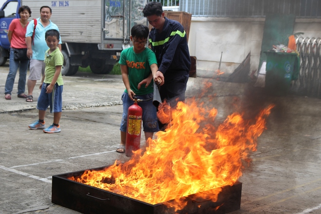 TP.HCM: Trẻ nhảy từ trên cao, leo thang thoát hiểm ngoạn mục khi cháy lớn xảy ra tại nhà cao tầng - Ảnh 16.