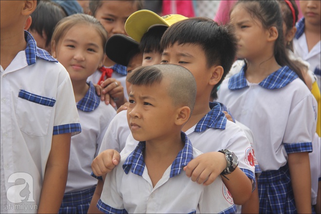 Lần đầu tiên, hàng trăm trẻ em nghèo ở Long An được xem phim, nhận quà miễn phí - Ảnh 11.