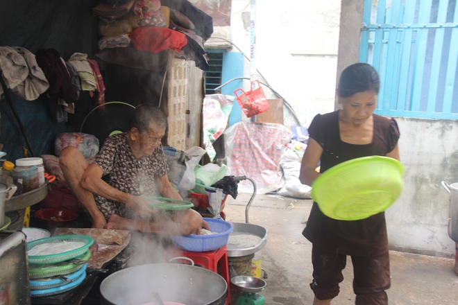 Không nhà cửa, mẹ già gần 100 tuổi tối ngủ ngoài vỉa hè, sáng làm bánh tằm bán kiếm tiền nuôi hai con bệnh tật - Ảnh 10.