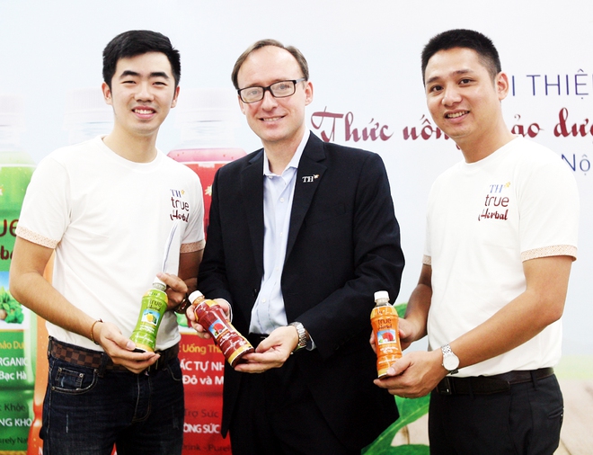 Hàng trăm người dân hào hứng thưởng thức sản phẩm TH true Herbal tại BigC Thăng Long - Ảnh 1.
