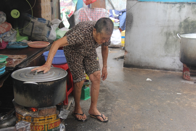 Không nhà cửa, mẹ già gần 100 tuổi tối ngủ ngoài vỉa hè, sáng làm bánh tằm bán kiếm tiền nuôi hai con bệnh tật - Ảnh 15.