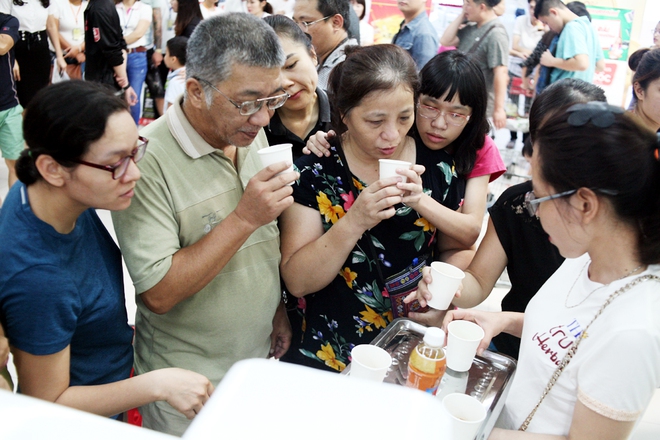 Hàng trăm người dân hào hứng thưởng thức sản phẩm TH true Herbal tại BigC Thăng Long - Ảnh 4.