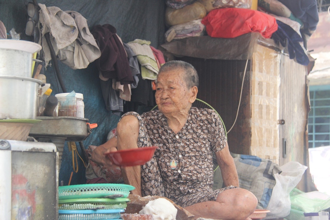 Không nhà cửa, mẹ già gần 100 tuổi tối ngủ ngoài vỉa hè, sáng làm bánh tằm bán kiếm tiền nuôi hai con bệnh tật - Ảnh 3.