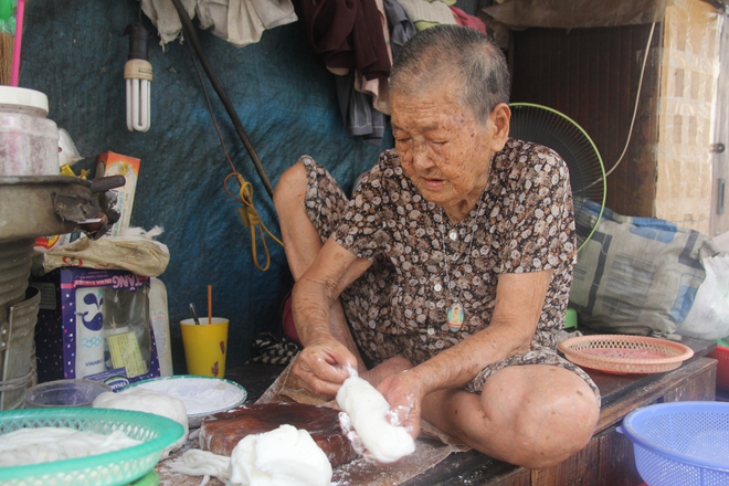 Không nhà cửa, mẹ già gần 100 tuổi tối ngủ ngoài vỉa hè, sáng làm bánh tằm bán kiếm tiền nuôi hai con bệnh tật - Ảnh 8.