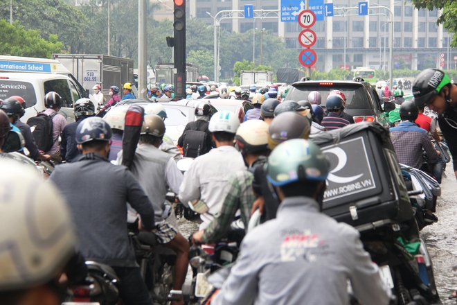 Mưa từ sáng sớm, người Sài Gòn bì bõm lội nước, chen chúc nhau đi làm - Ảnh 9.