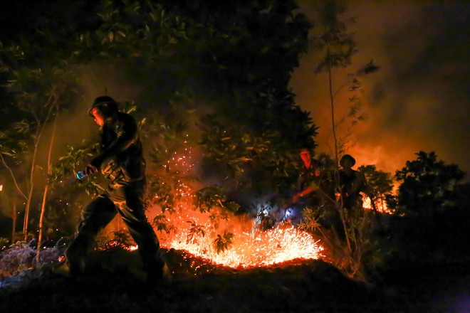 Hơn 2000 người dập lửa cháy rừng trong đêm nóng kỷ lục tại Hà Nội - Ảnh 4.