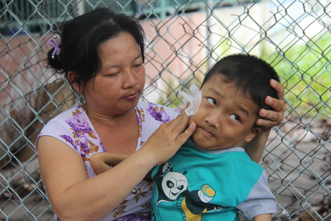 Mồ côi cha, đứa lớn bị bại não, đứa nhỏ đi không được, bám víu trên vai mẹ tật nguyền mưu sinh giữa Sài Gòn - Ảnh 9.