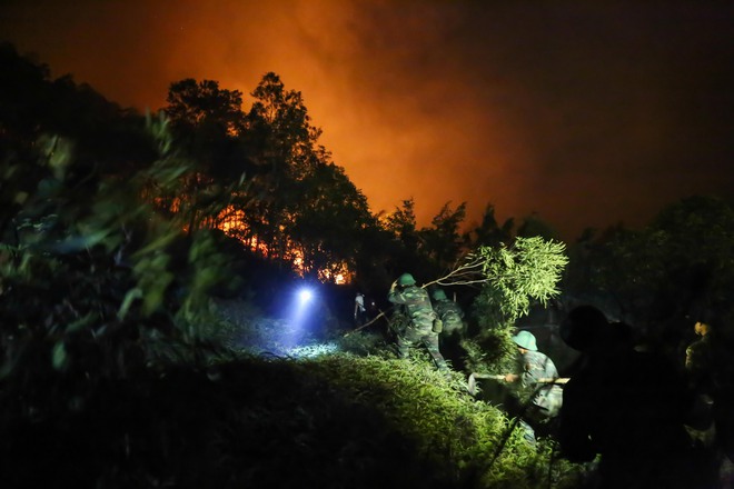 Hơn 2000 người dập lửa cháy rừng trong đêm nóng kỷ lục tại Hà Nội - Ảnh 5.