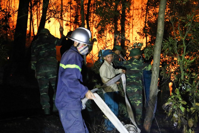 Hơn 2000 người dập lửa cháy rừng trong đêm nóng kỷ lục tại Hà Nội - Ảnh 6.
