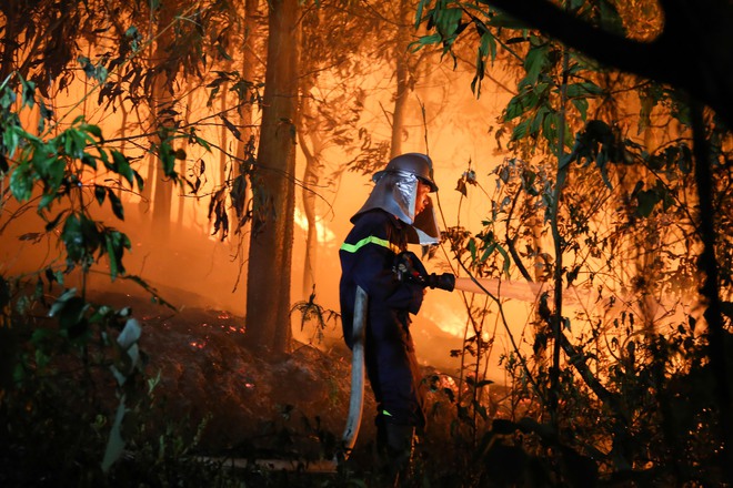 Hơn 2000 người dập lửa cháy rừng trong đêm nóng kỷ lục tại Hà Nội - Ảnh 7.
