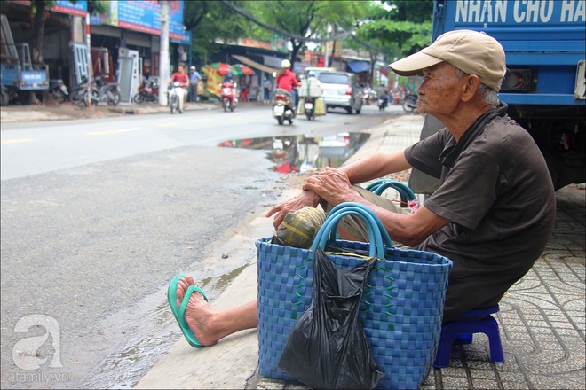 Tết Đoan Ngọ, nhà nhà sum vầy, cha già trăm tuổi vẫn đi bộ khắp Sài Gòn, bán bánh ú nuôi hai con gái - Ảnh 2.