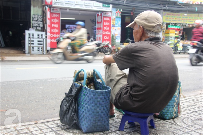 Tết Đoan Ngọ, nhà nhà sum vầy, cha già trăm tuổi vẫn đi bộ khắp Sài Gòn, bán bánh ú nuôi hai con gái - Ảnh 6.