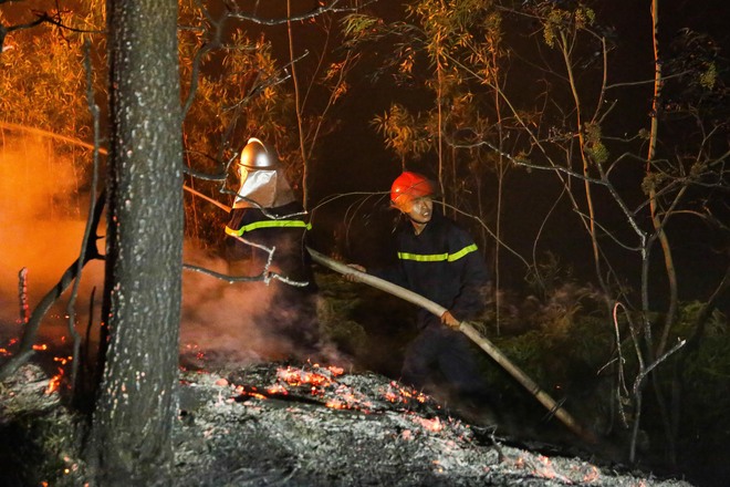 Hơn 2000 người dập lửa cháy rừng trong đêm nóng kỷ lục tại Hà Nội - Ảnh 8.