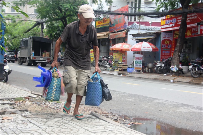 Tết Đoan Ngọ, nhà nhà sum vầy, cha già trăm tuổi vẫn đi bộ khắp Sài Gòn, bán bánh ú nuôi hai con gái - Ảnh 1.