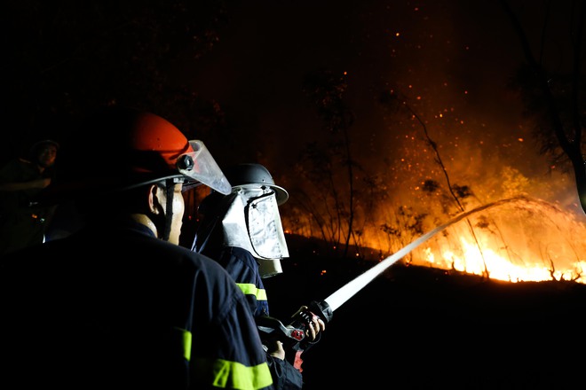 Hơn 2000 người dập lửa cháy rừng trong đêm nóng kỷ lục tại Hà Nội - Ảnh 10.