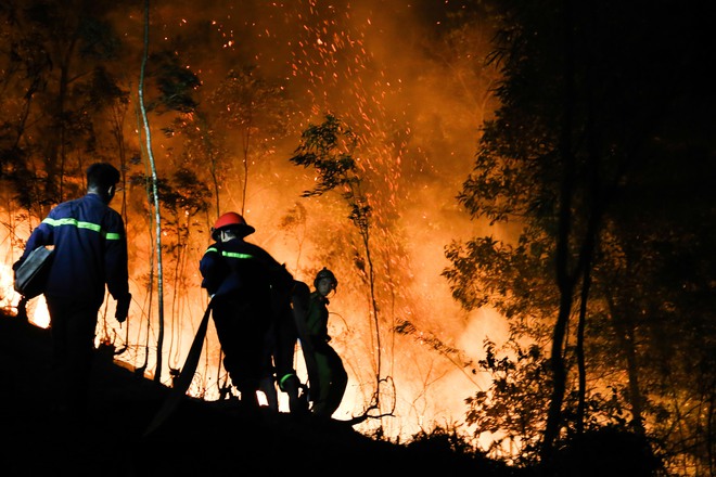 Hơn 2000 người dập lửa cháy rừng trong đêm nóng kỷ lục tại Hà Nội - Ảnh 11.