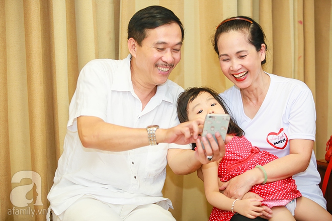 Mẹ chồng Lan Hương được chồng chăm sóc ân cần tại sự kiện - Ảnh 3.