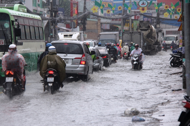 Mưa lớn, dông lốc khiến nhiều tuyến đường Sài Gòn ngập nặng - Ảnh 5.