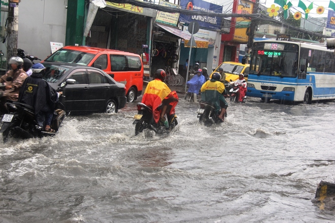 Mưa lớn, dông lốc khiến nhiều tuyến đường Sài Gòn ngập nặng - Ảnh 7.