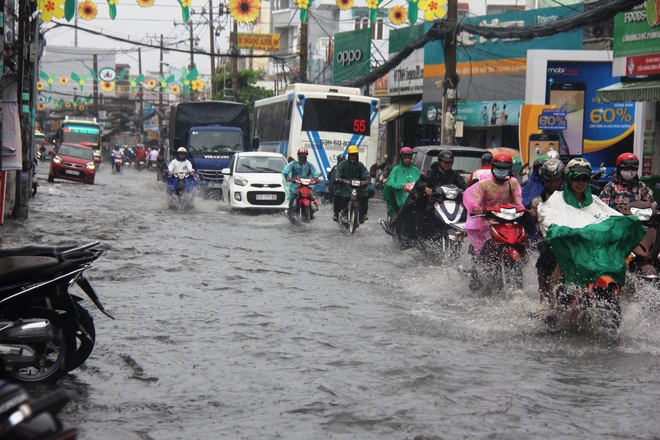 Mưa lớn, dông lốc khiến nhiều tuyến đường Sài Gòn ngập nặng - Ảnh 10.