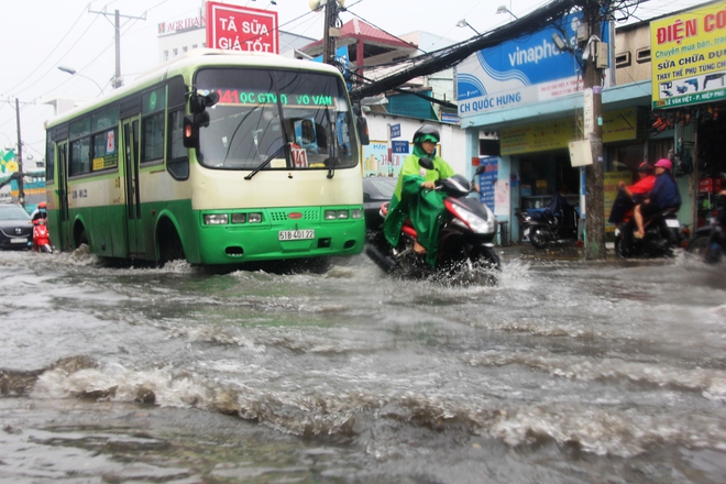 Mưa lớn, dông lốc khiến nhiều tuyến đường Sài Gòn ngập nặng - Ảnh 3.