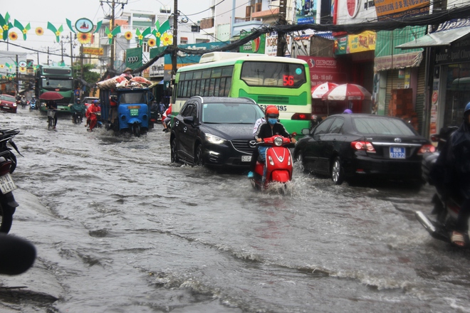 Mưa lớn, dông lốc khiến nhiều tuyến đường Sài Gòn ngập nặng - Ảnh 4.