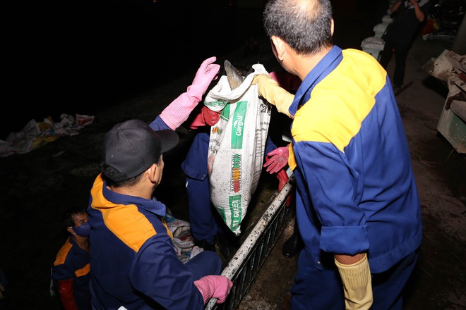 Cá lại chết trắng hồ Hoàng Cầu sau đúng 1 năm, công nhân thức trắng đêm vớt cá - Ảnh 5.