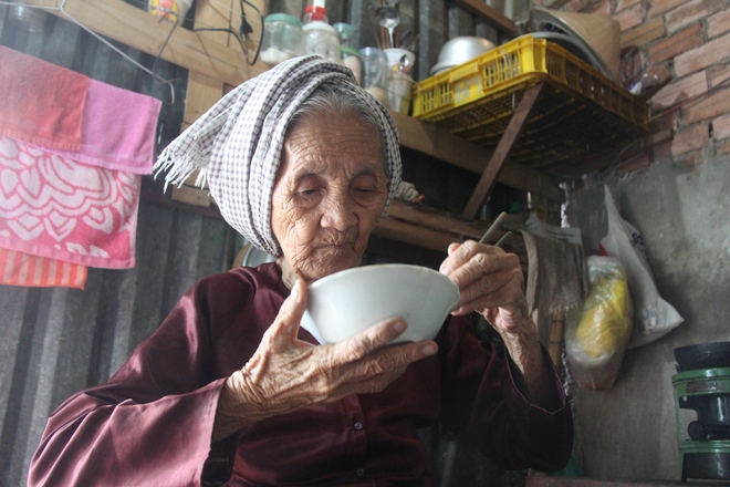 Nuôi tận 20 đứa cháu, cuối đời bà lão 90 tuổi còn nuôi thêm 2 chắt ngoại vì bố mất, mẹ đi lấy chồng khác - Ảnh 17. Nuôi tận 20 đứa cháu, cuối đời bà lão 90 tuổi còn nuôi thêm 2 chắt ngoại vì bố mất, mẹ đi lấy chồng khác - Ảnh 17.