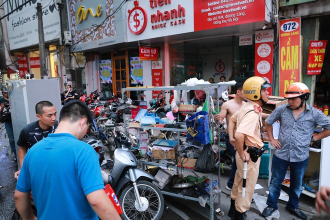 Cháy cửa hàng quần áo mặt đường Láng đúng giờ cao điểm, hàng trăm phương tiện di chuyển khó khăn - Ảnh 3.