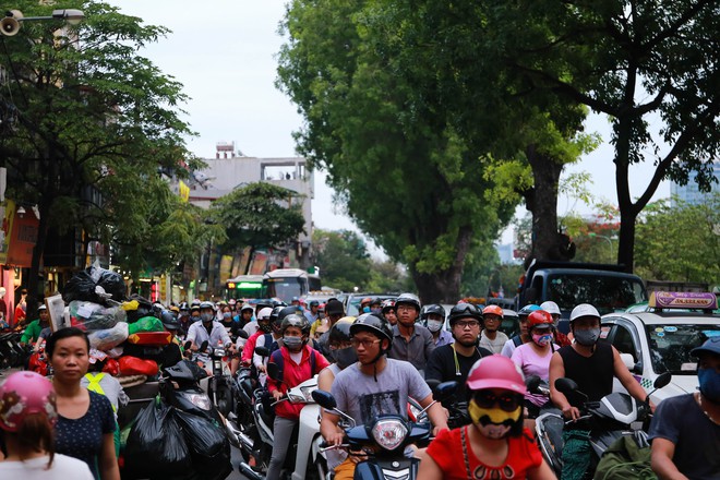 Cháy cửa hàng quần áo mặt đường Láng đúng giờ cao điểm, hàng trăm phương tiện di chuyển khó khăn - Ảnh 6.