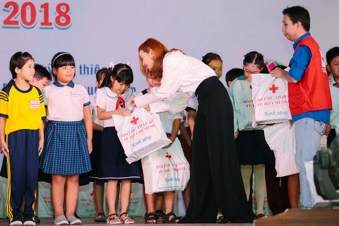 Minh Hằng rạng rỡ trao quà cho các em học sinh nghèo vượt khó - Ảnh 3.