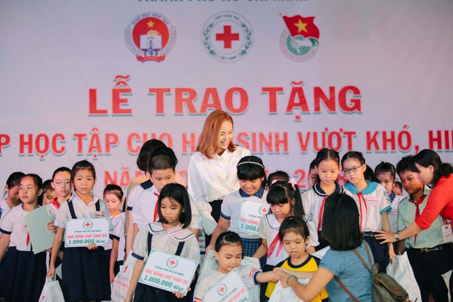 Minh Hằng rạng rỡ trao quà cho các em học sinh nghèo vượt khó - Ảnh 4.