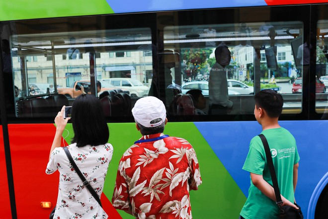 Xe buýt 2 tầng độc đáo đầu tiên ở Hà Nội phục vụ khách du lịch - Ảnh 4.