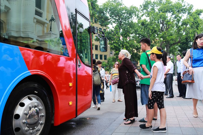 Xe buýt 2 tầng độc đáo đầu tiên ở Hà Nội phục vụ khách du lịch - Ảnh 3.